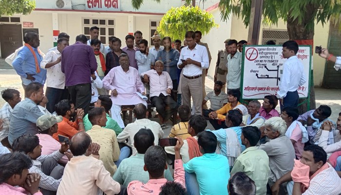 सीतापुर: अफसरों की कार्यशैली से नाराज कारागार राज्यमंत्री धरने पर बैठे, मचा हड़कंप